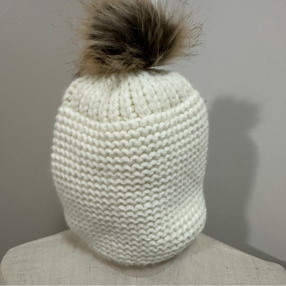 Elegant Cream Knit Beanie with Faux Fur Pom-Pom - Picture 1 of 4